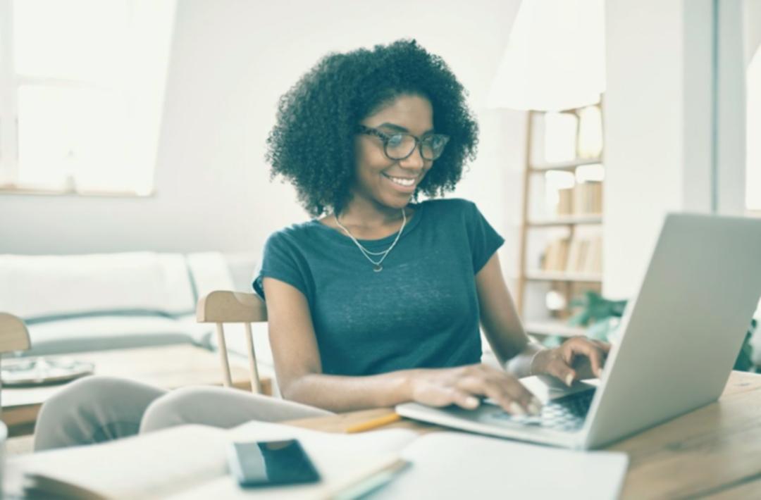 Equipo Lanexosona trabajando en plataforma de webinars