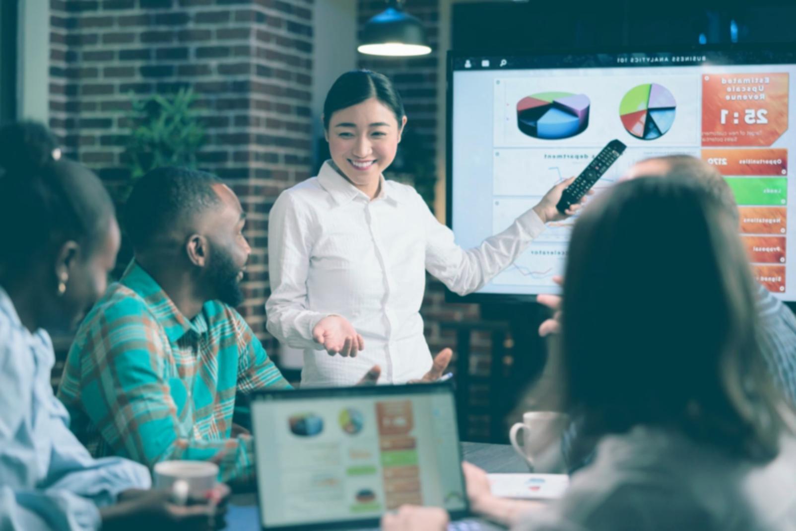 Profesional analizando métricas de rendimiento móvil en múltiples dispositivos