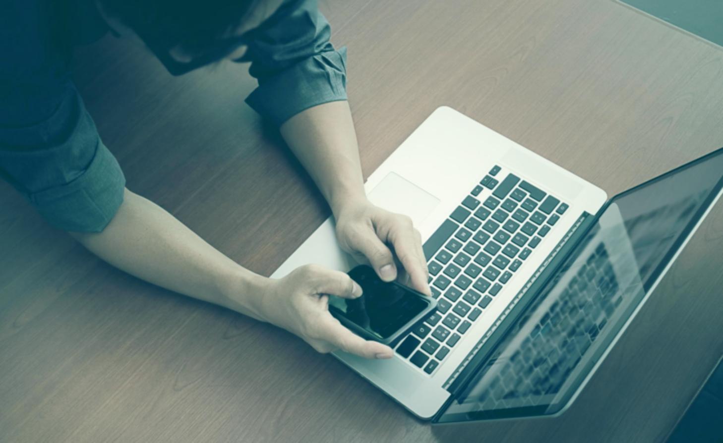 Espacio de trabajo profesional con dispositivos móviles y materiales de formación