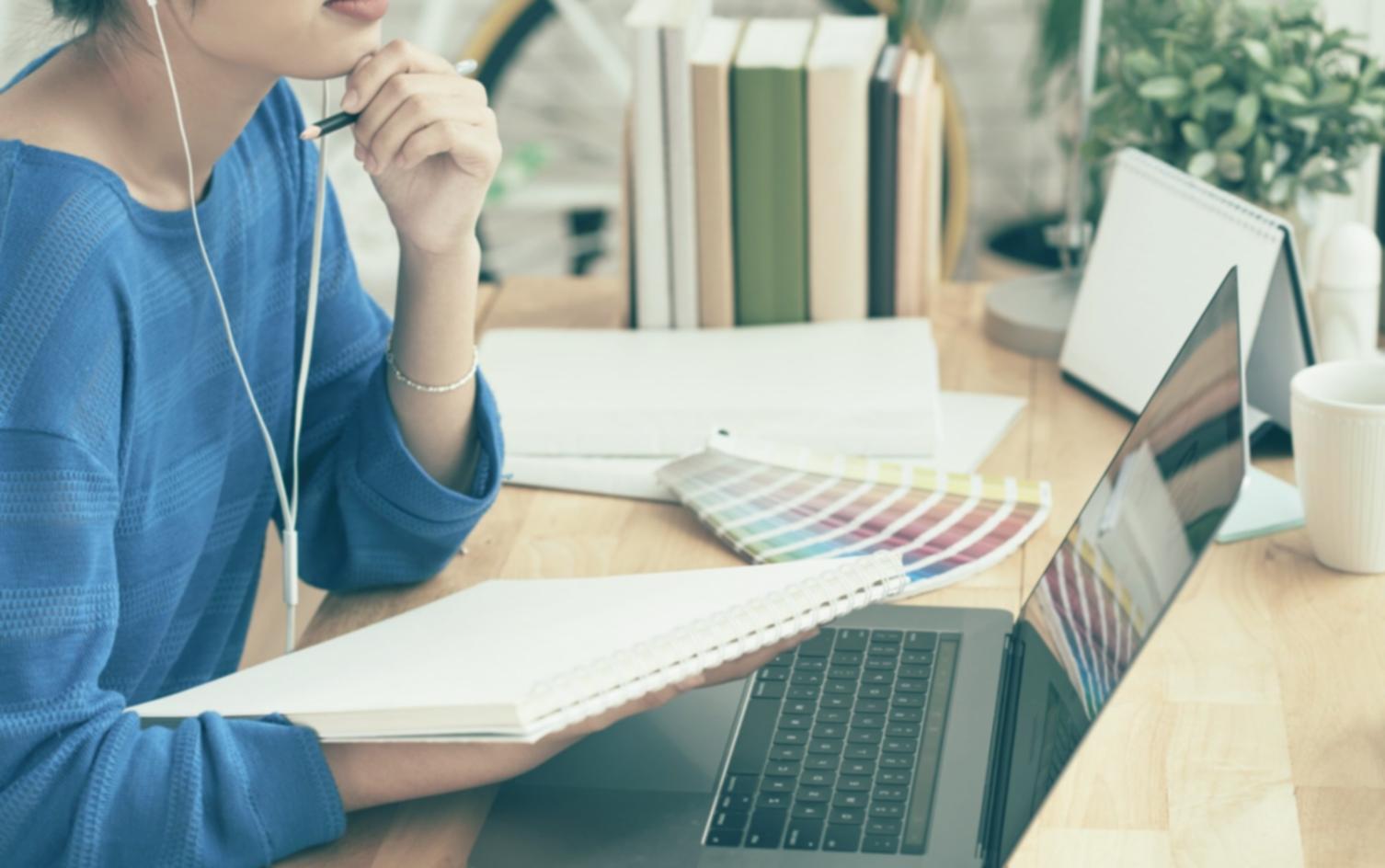 Profesionales trabajando en optimización SEO móvil